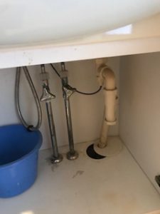 洗面化粧台下の配管
