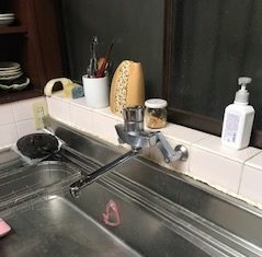 台所の壁付蛇口