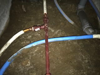 床下の給湯配管